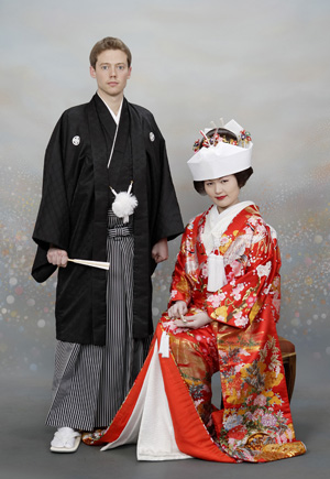 Patrick Linton and Yoshie Takeda pose for a traditional Japanese wedding 